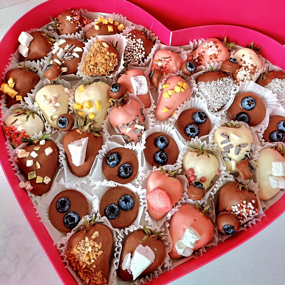 ♥️ Клубника в бельгийском шоколаде с голубикой в шоколаде в коробке- ️ сердце ♥️ ️ ️ размер XXL, любимой, маме, девушке — фото 6