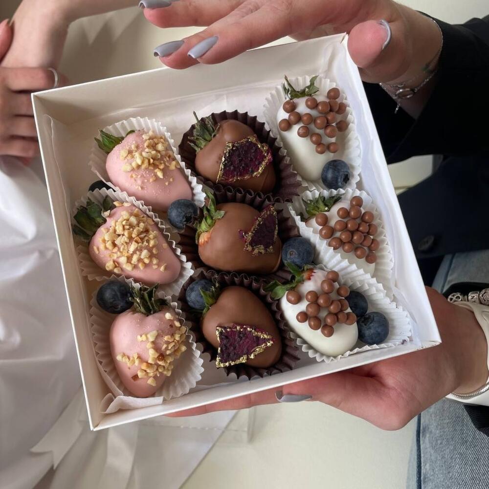 Подарочный набор из клубники в шоколаде 9-12 штук для мамы,папы,родных,коллег,любимых,на праздники — фото 5