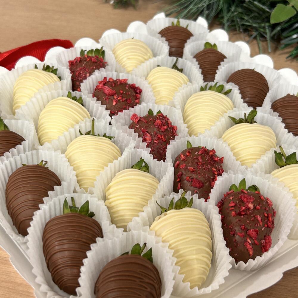 Мини клубника набор 25 ягод в молочном и белом шоколаде Mini — фото 7