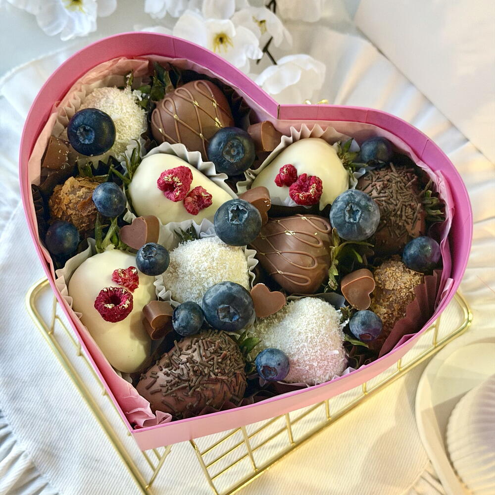 Дофаминовая клубника в молочном и белом шоколаде с малиной, вафельной крошкой и сахарной вермишелью с голубикой — фото 4