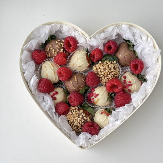 Клубника в шоколаде сердце с малиной — фото 1