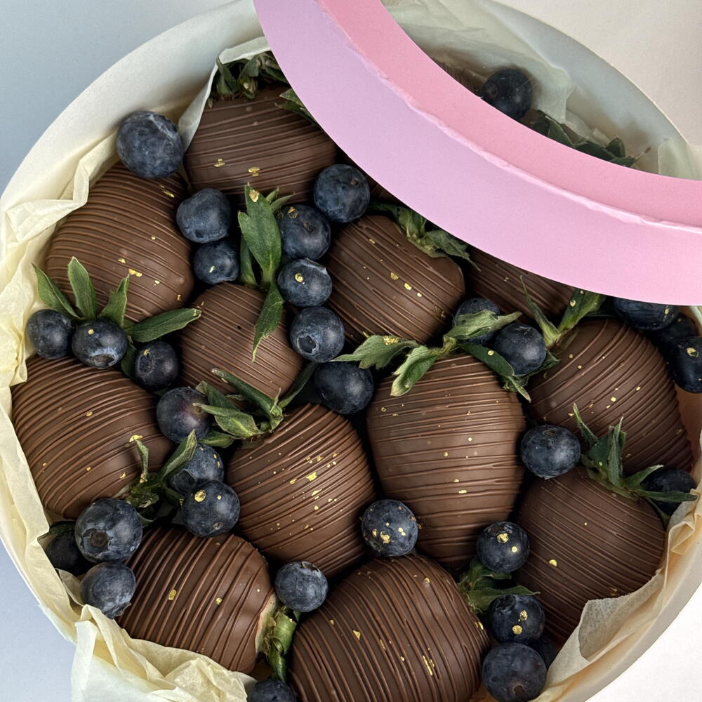 Коробка «шайба» с клубникой в шоколаде — фото 5