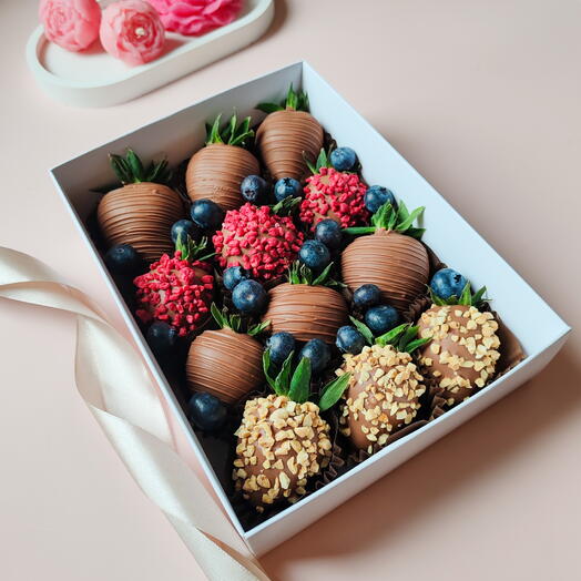 Клубника в шоколаде 12-16 шт с голубикой на день рождения — фото 1