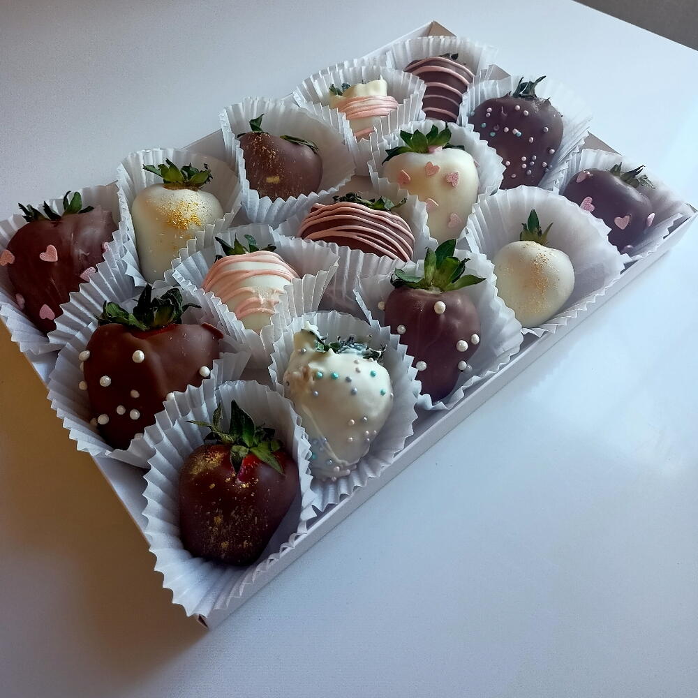 Клубника в шоколаде, набор "Макси" (белый и молочный шоколад) подарок на день рождение, подарок на юбилей — фото 4