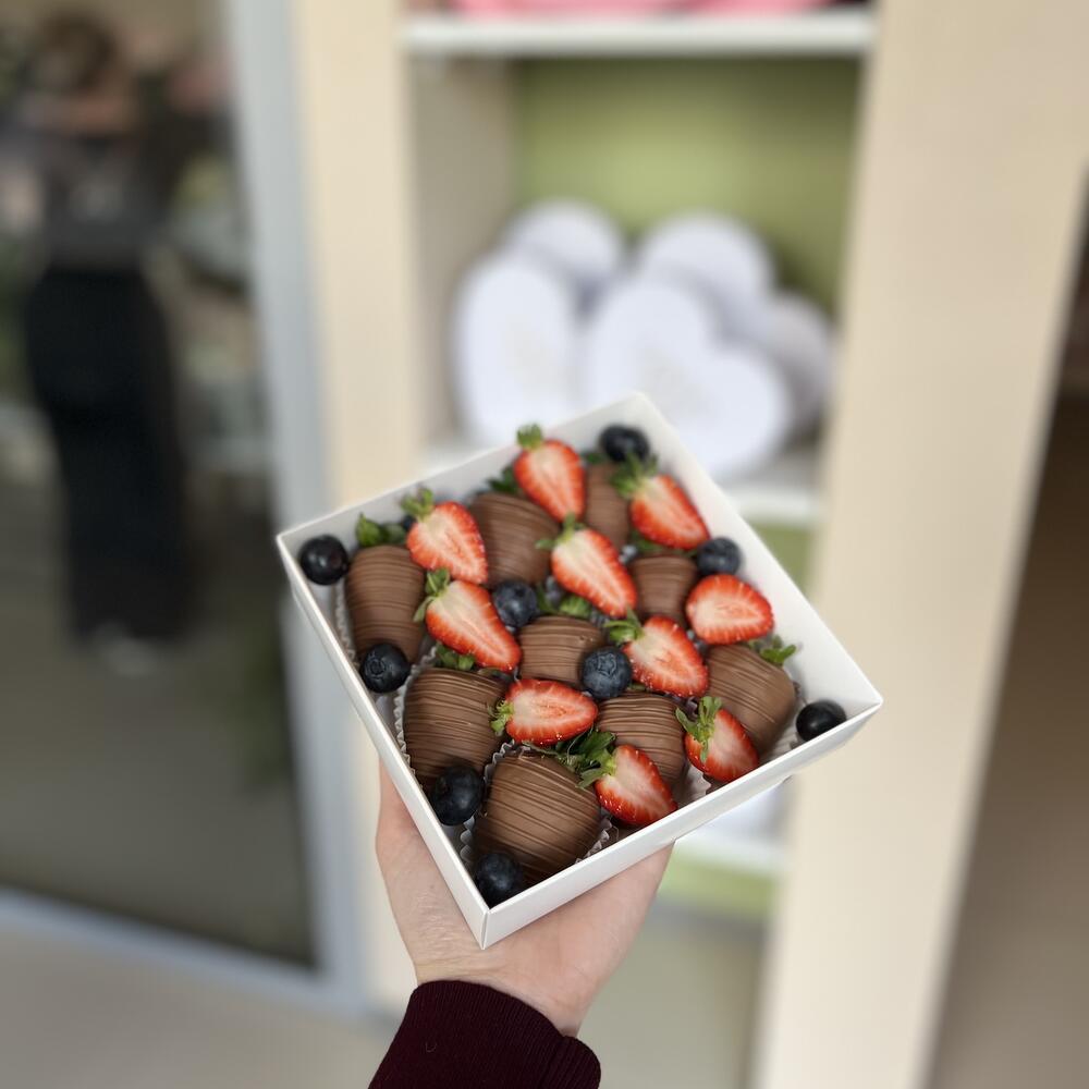 Клубника в шоколаде со свежей клубникой и голубикой — фото 2