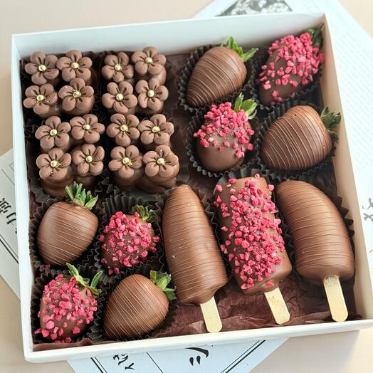 Набор комбо клубника, голубика и бананы в шоколаде 🍓🫐🍌🍫 — фото 1