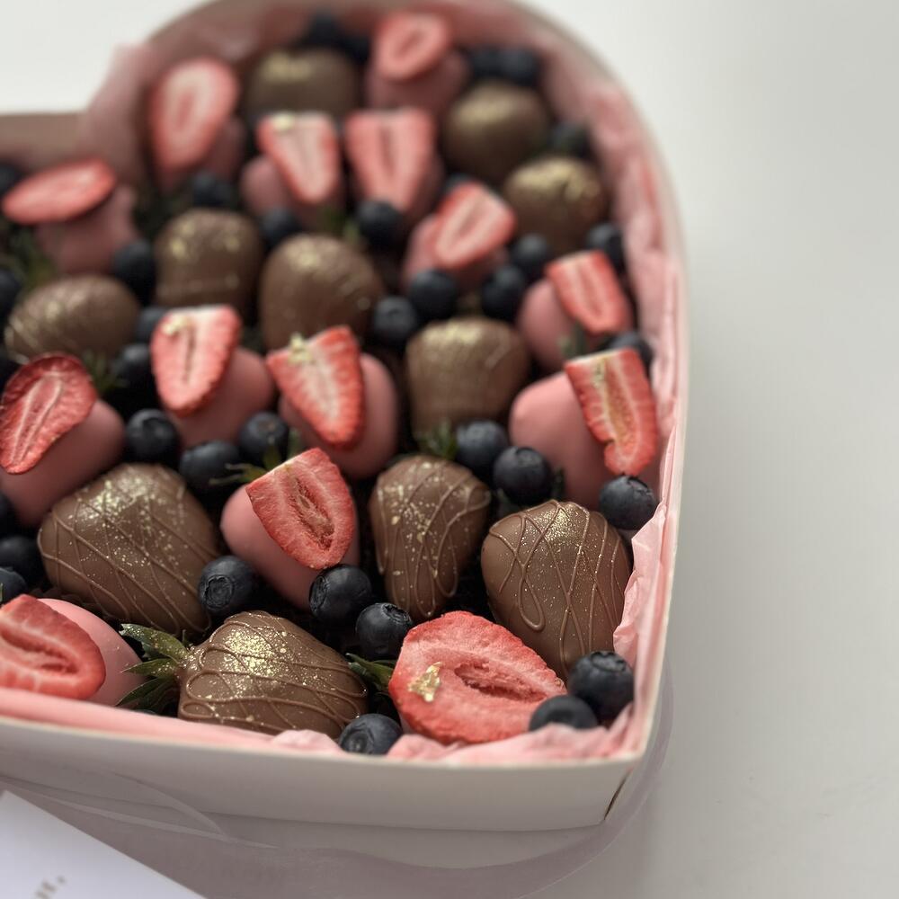 Большое клубничное сердце «Любовь 🤍 в шоколаде» — фото 2