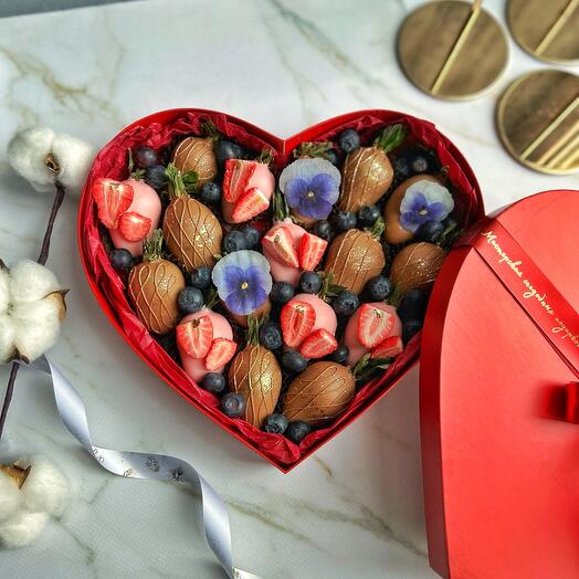Клубника в двух шоколадах в виде сердца «Для самой♥️» — фото 1