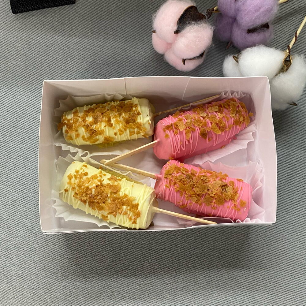 Бананы в розовом и белом шоколаде с посыпкой из вафельной крошки — фото 5