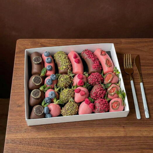 Клубника в шоколаде с бананами 🍓 — премиальный сладкий подарок с доставкой, эффектный набор — фото 1